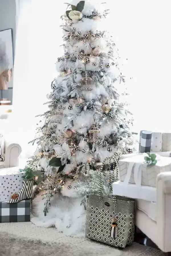 decoração árvore de natal branca com enfeites dourados Foto Why Santa Claus