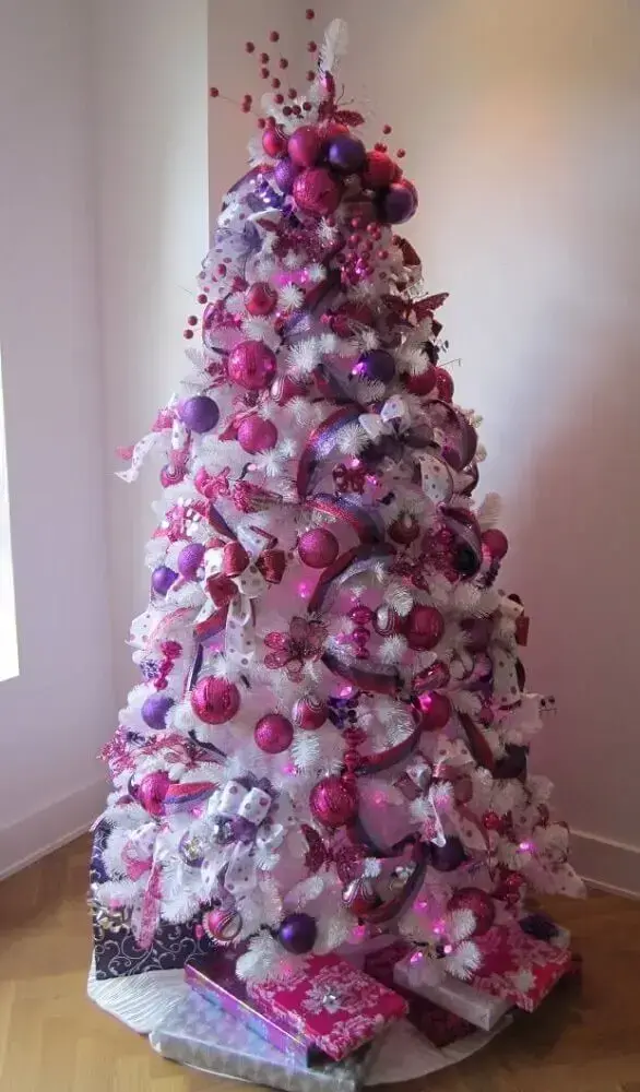 decoração árvore de natal branca com enfeites rosa e roxo Foto MaaniTech