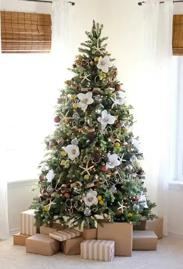 decoração árvore de natal com flores e fitas Foto Yandex