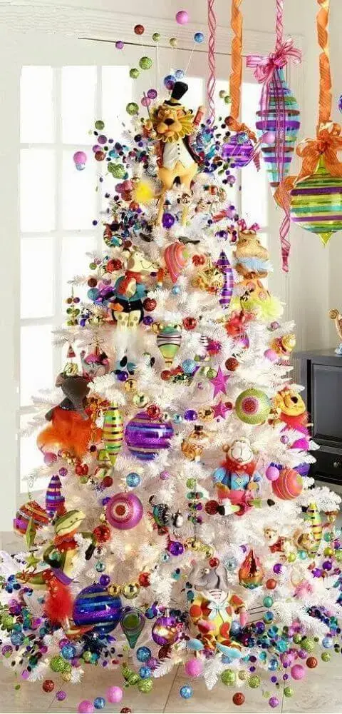 divertida decoração para árvore de natal branca com enfeites coloridos Foto Canadian Living