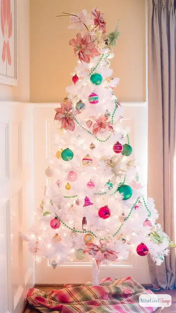 enfeites natalinos coloridos para árvore de natal branca Foto Attagirlsays