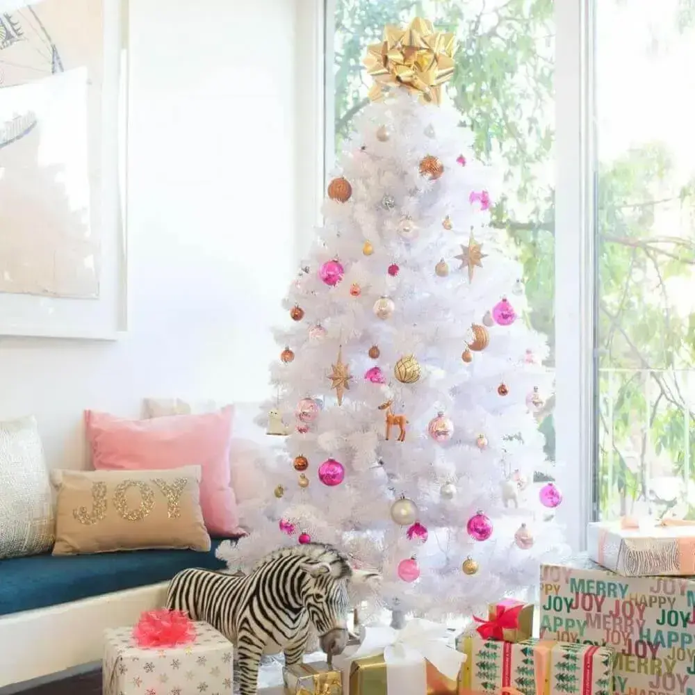 enfeites natalinos para decoração delicada com árvore de natal branca Foto Emily Henderson