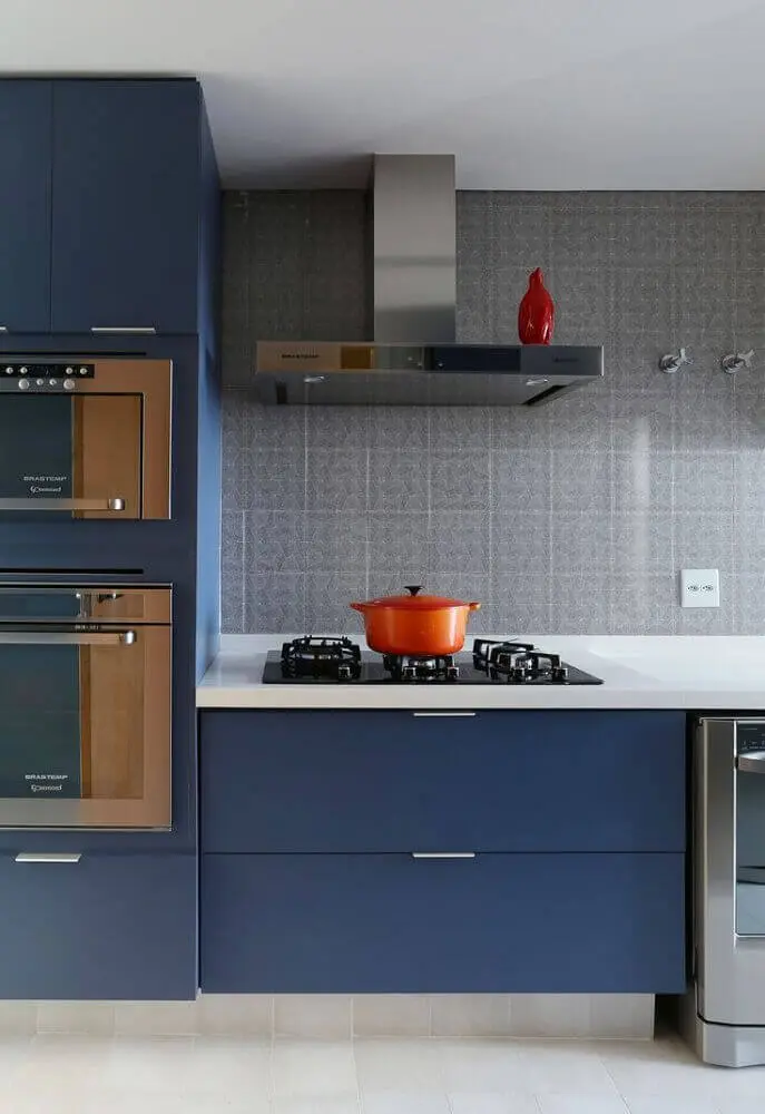 estilo moderno com armário de cozinha planejado azul escuro Foto Diseno Interior