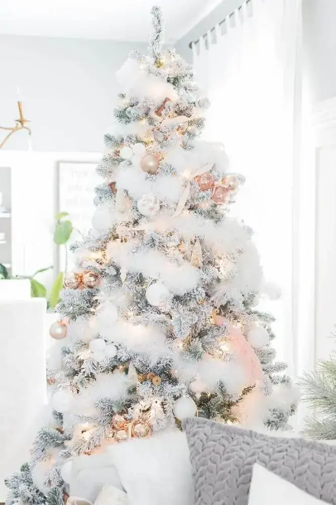 linda decoração com árvore de natal branca Foto Lernspiele