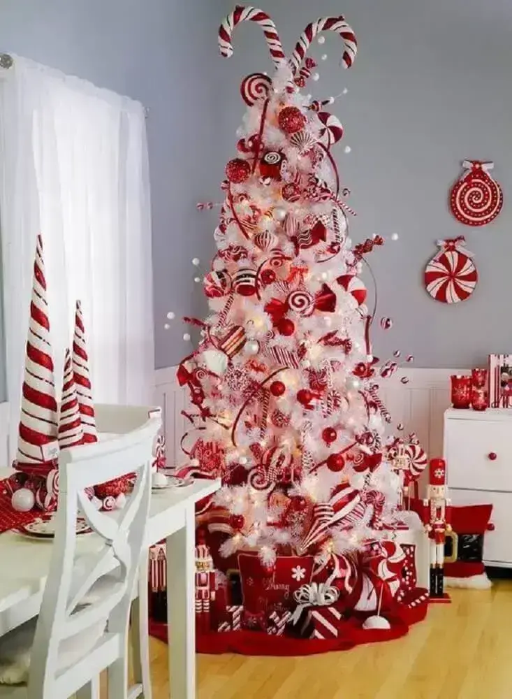 linda decoração natalina com árvore de natal branca e vermelha Foto Chicas Aloha