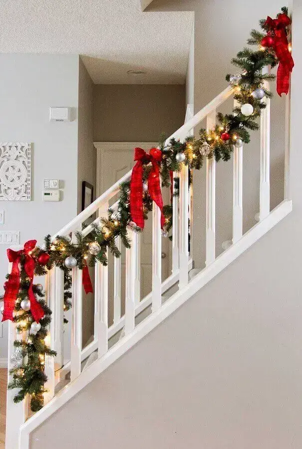 luzes de natal para decoração de escada com arranjos natalinos Foto Pinterest