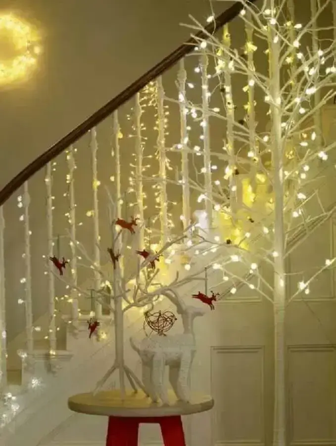 luzes de natal para decoração de escada Foto Elitflat