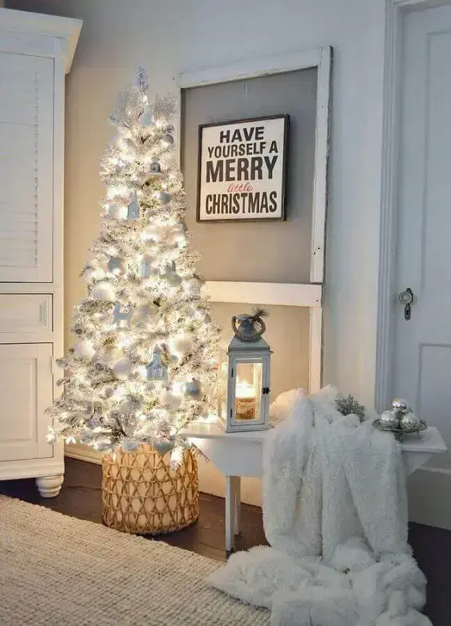 luzes de natal para decoração de árvore branca com enfeites prateados Foto Homy99