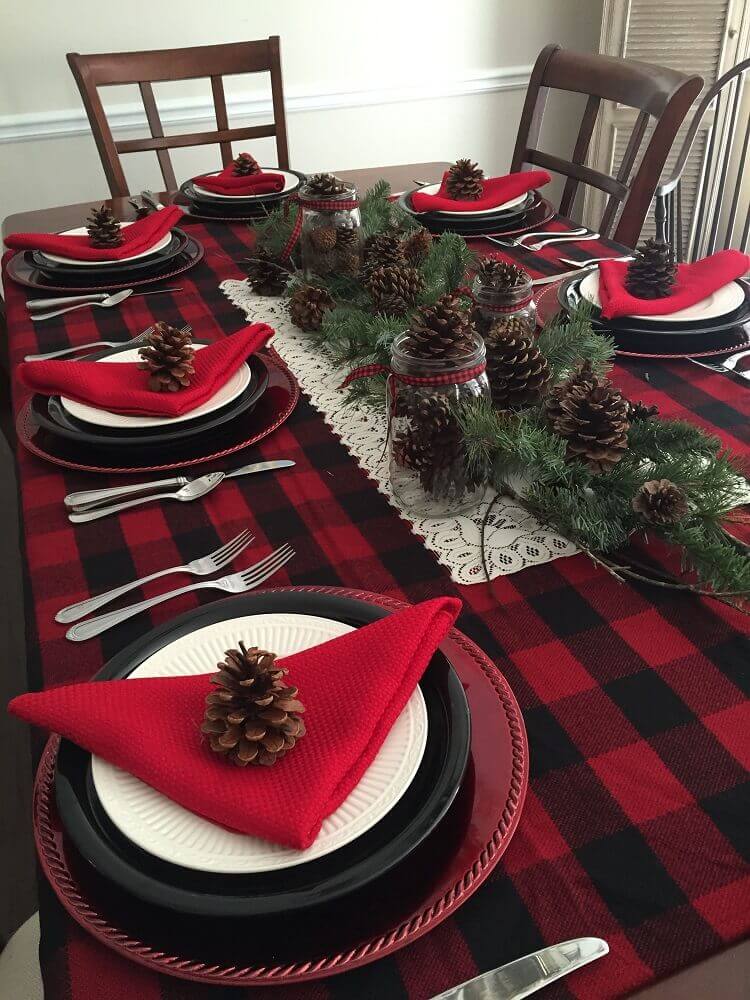 mesa de natal simples decorada com pinhas e toalha xadrez Foto Pinterest