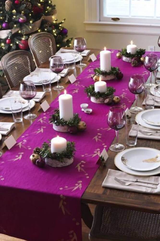 mesa de natal simples decorada com velas e toalha roxa Foto The Holk