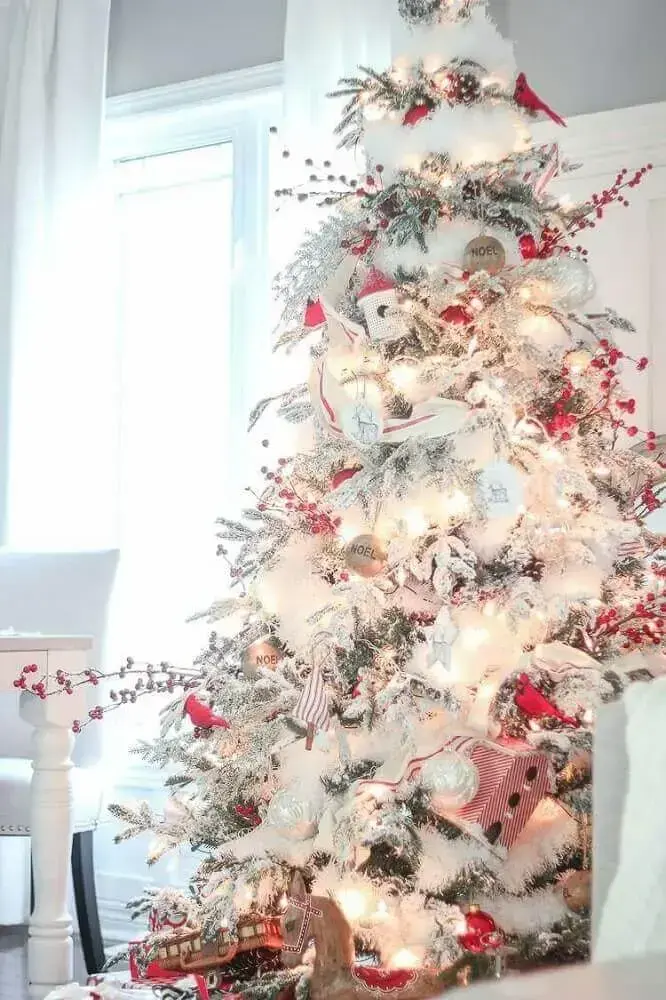 modelo de decoração clássica para árvore de natal branca Foto DWeb Media