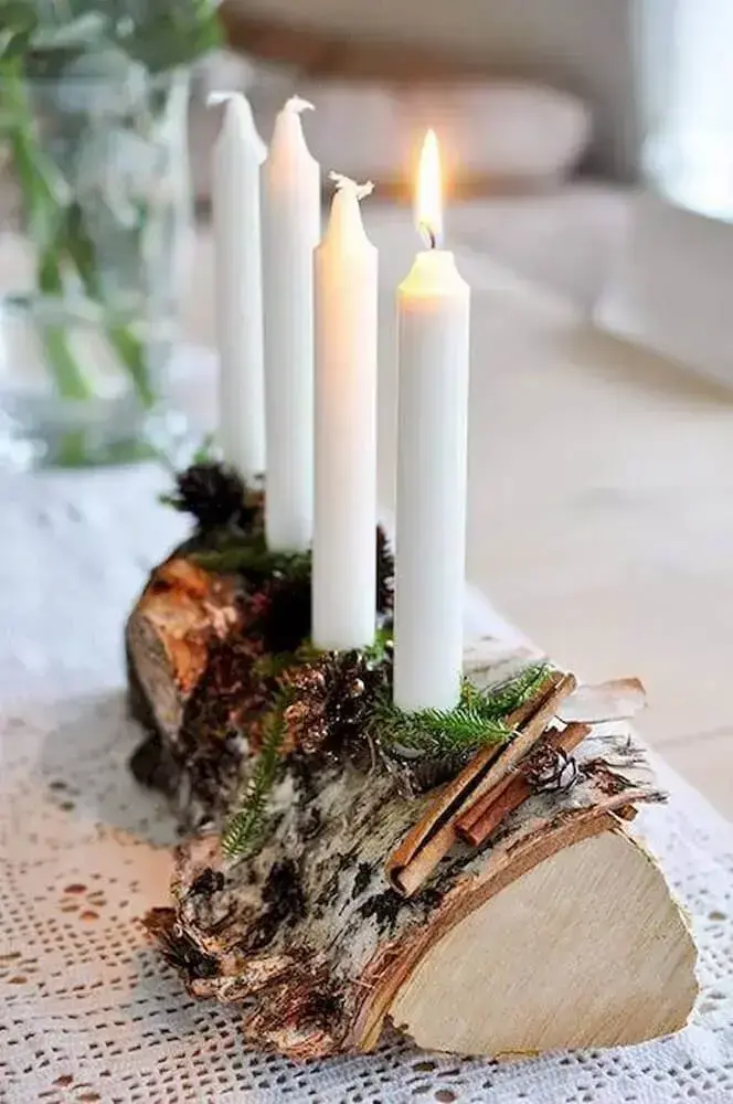 modelo rústico de arranjo de natal com velas e suporte de madeira Foto Klicit