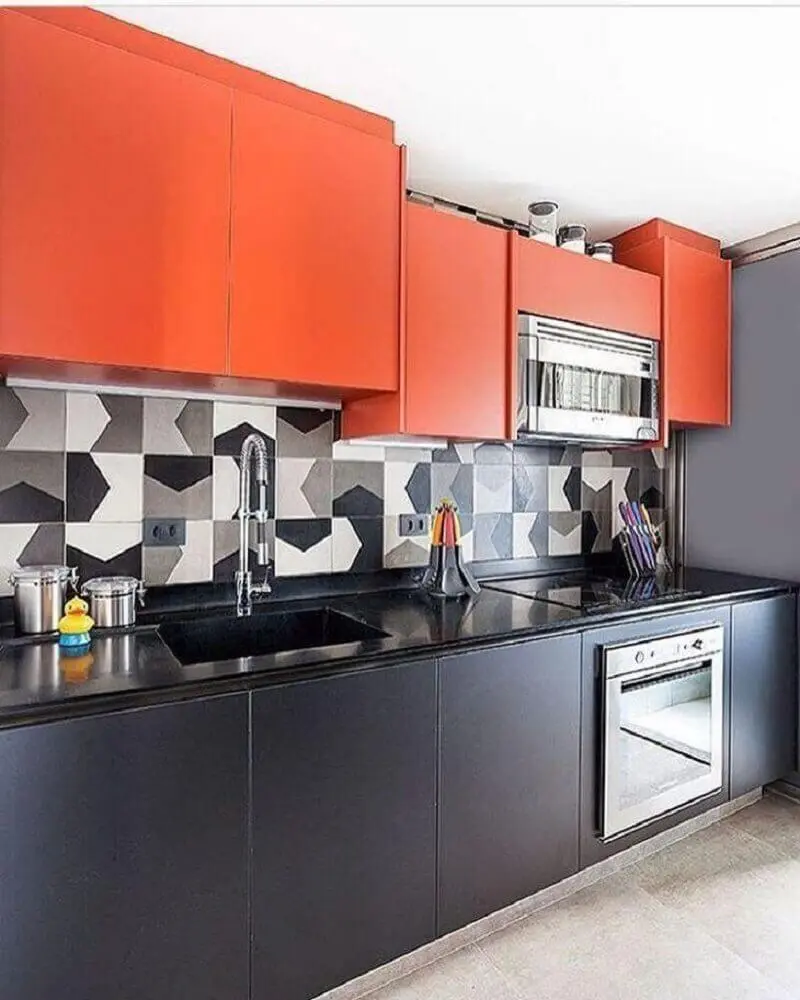 modernidade para decoração com armário de cozinha planejado preto e laranja Foto Cláudia Xavier Arquitetura