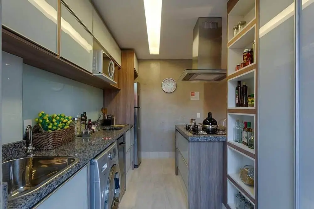 nichos embutidos e armários planejados para cozinha com área de serviço Foto Renata Basques