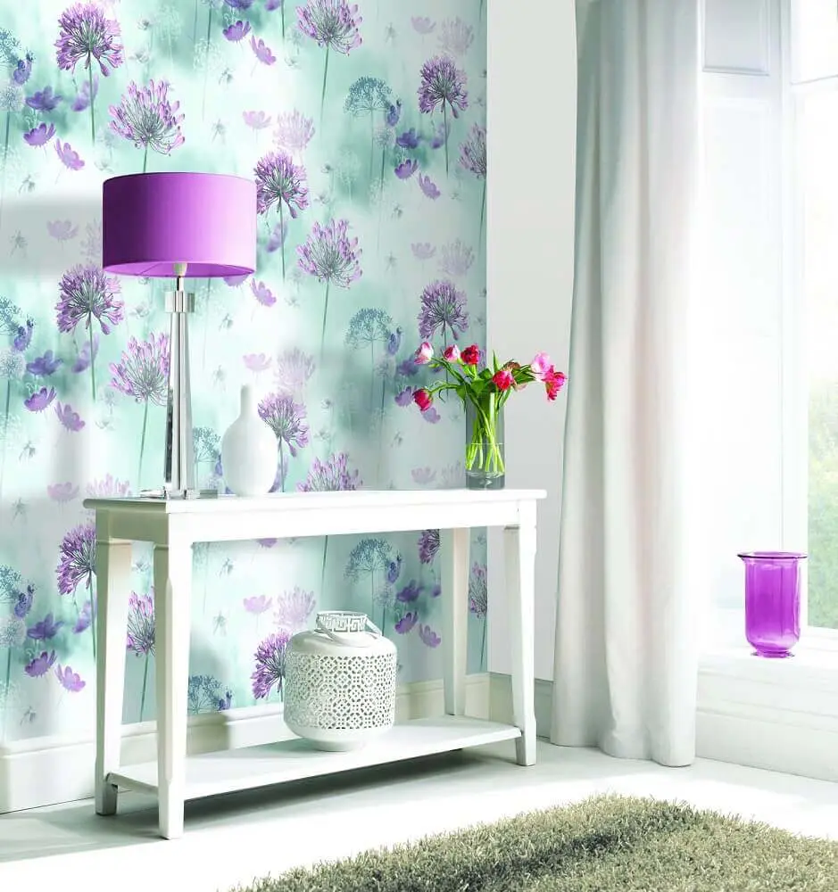 papel de parede com flores lilás e fundo azul Foto Oldrids