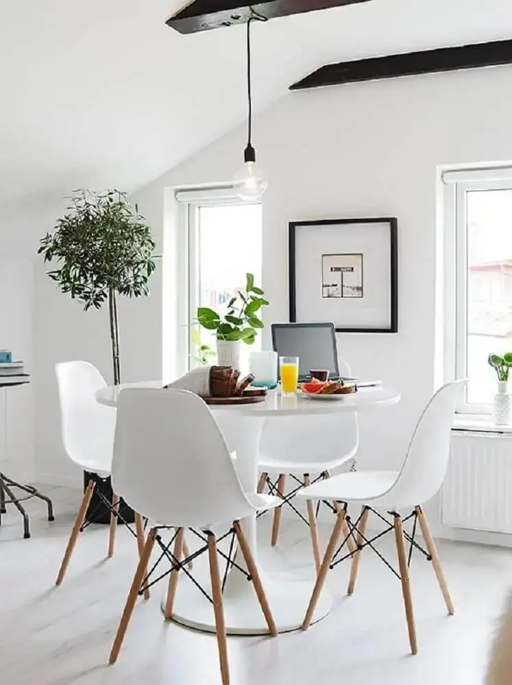 pendente para sala de jantar moderna com mesa redonda e cadeiras brancas de plástico Foto Pinterest