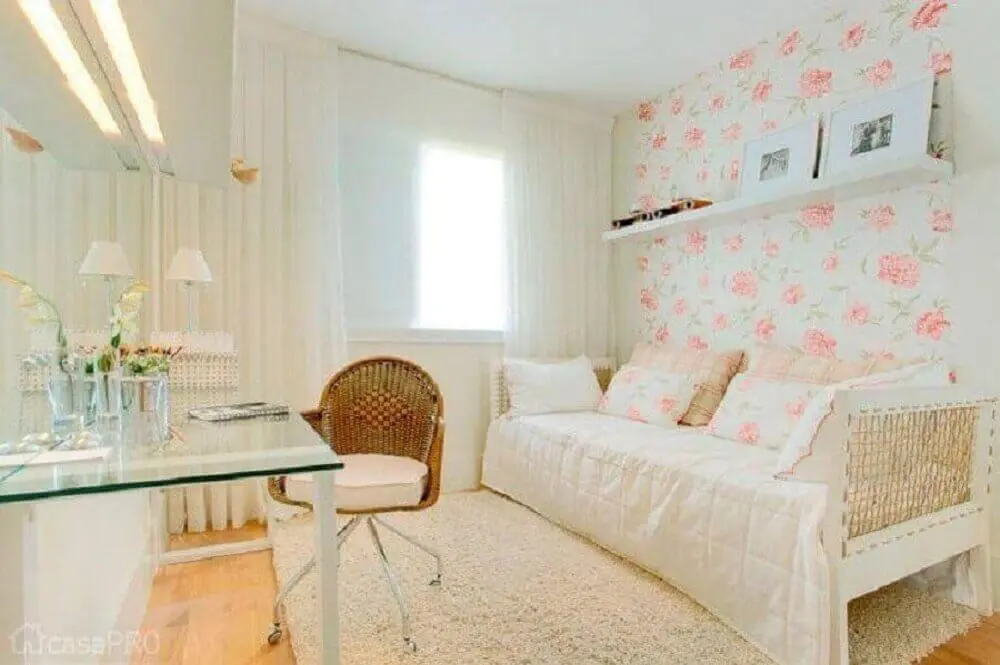 quarto feminino decorado com papel de parede floral romântico Foto The Holk