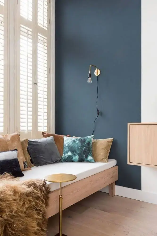 quarto moderno decorado com móveis de madeira e parede verde azulado pinterest