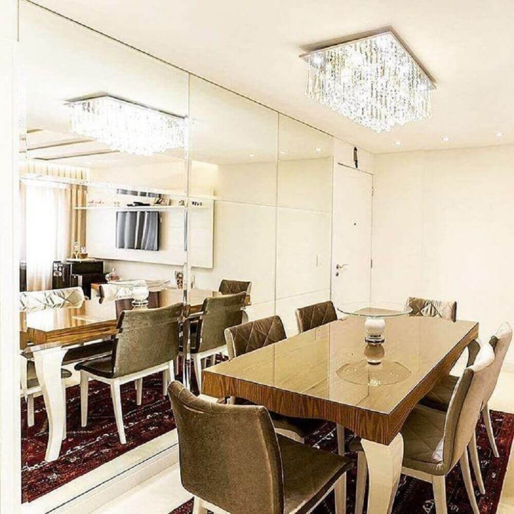 sala de jantar moderna e sofisticada com parede espelhada Foto Great Arquitetura