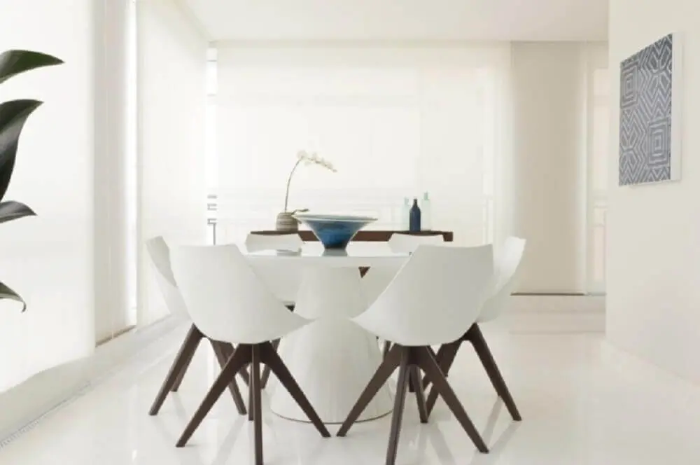 sala de jantar moderna toda branca com cadeiras de pés palito Foto Marília Veiga