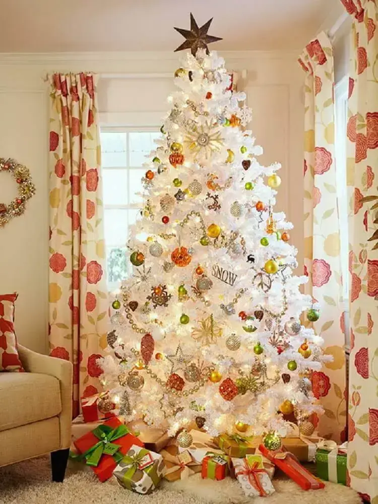 sala decorada com grande árvore de natal branca Foto Livinator