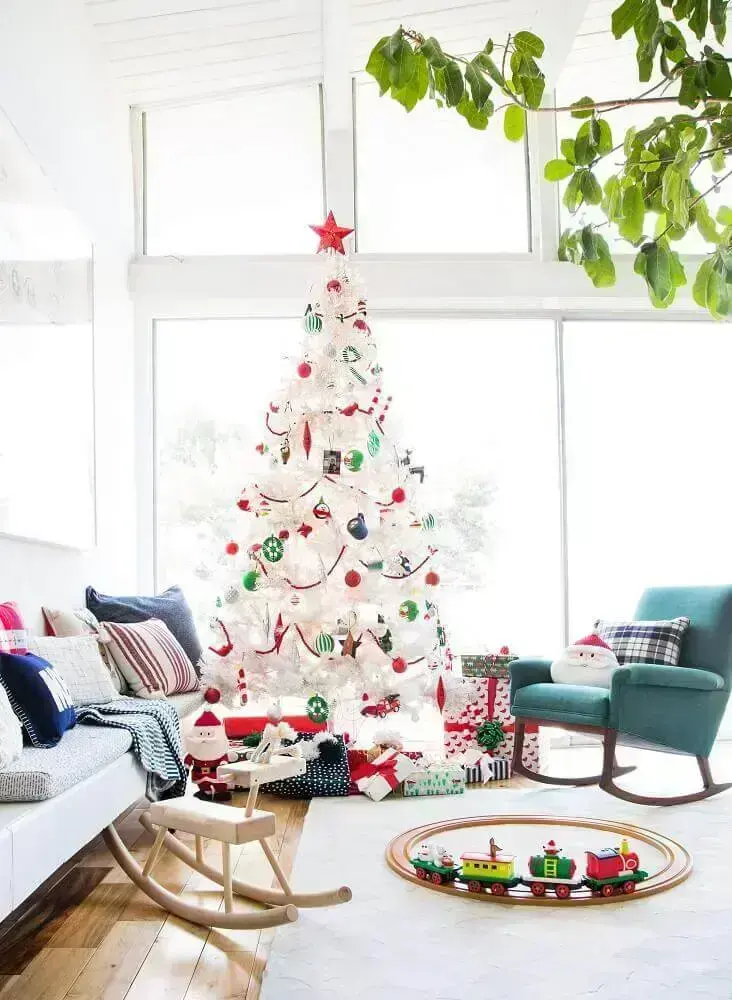 sala decorada com árvore de natal branca com enfeites coloridos Foto Emily Henderson