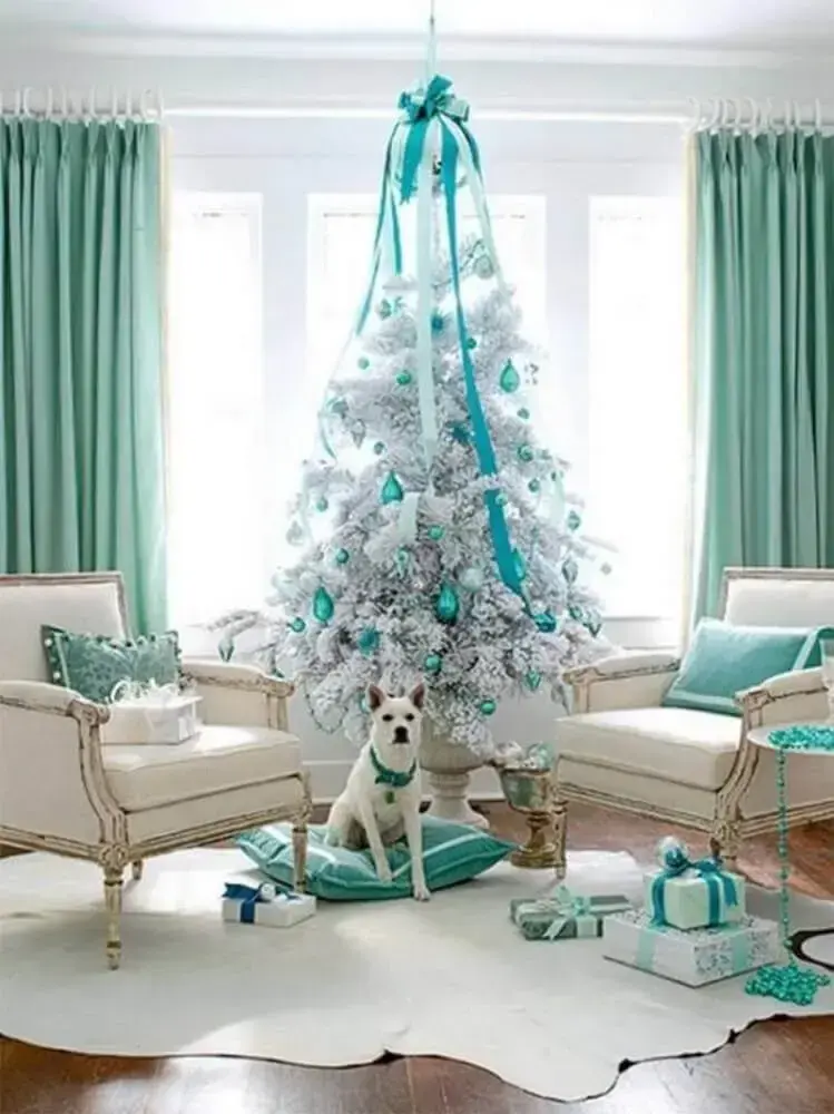 sala decorada com árvore de natal branca e azul Foto Kalinka Carvalho