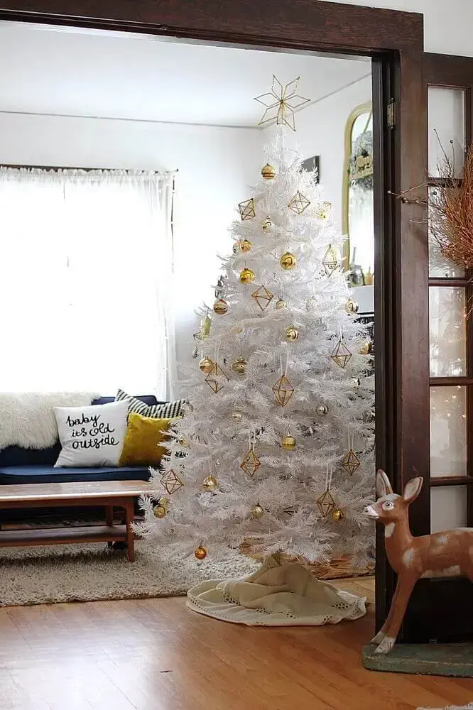 sala decorada com árvore de natal branca e enfeites dourados Foto Smile And Wave