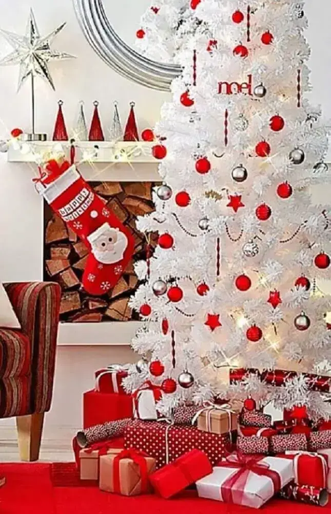 sala decorada com árvore de natal branca e vermelha Foto Happy Holidays!