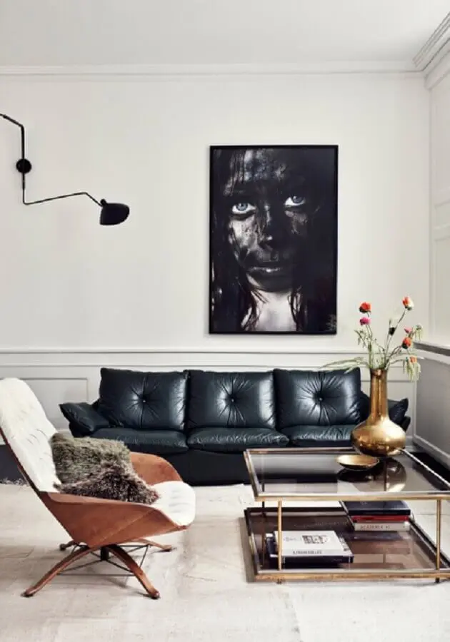 sala moderna decorada com boiserie grande quadro e sofá de couro preto FOTO Main Life Style
