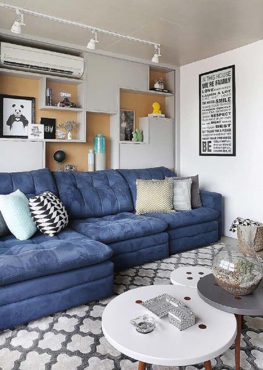 tapete cinza para decoração de sala branca com sofá azul Foto Elegancy Design