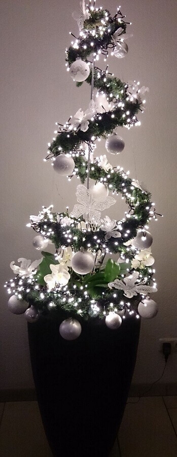 vaso de plantas decorado com luzes de natal Foto GoodNewsArchitecture