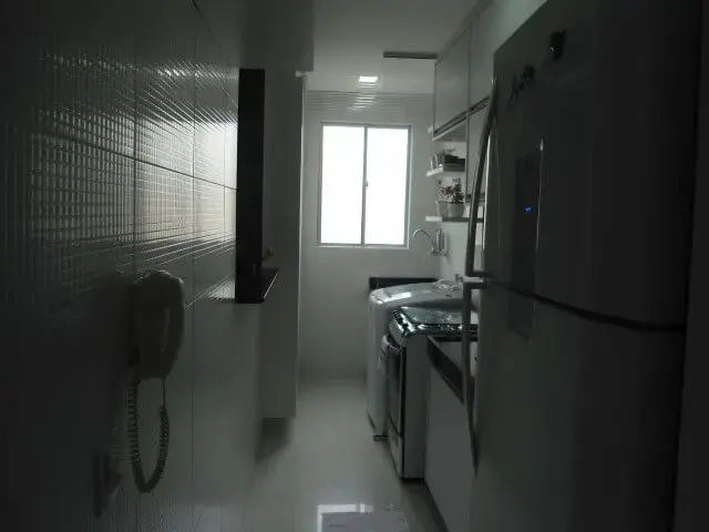 Área de serviço planejada com máquina de lavar ao lado do fogão Projeto de Milena Vieira Montemor