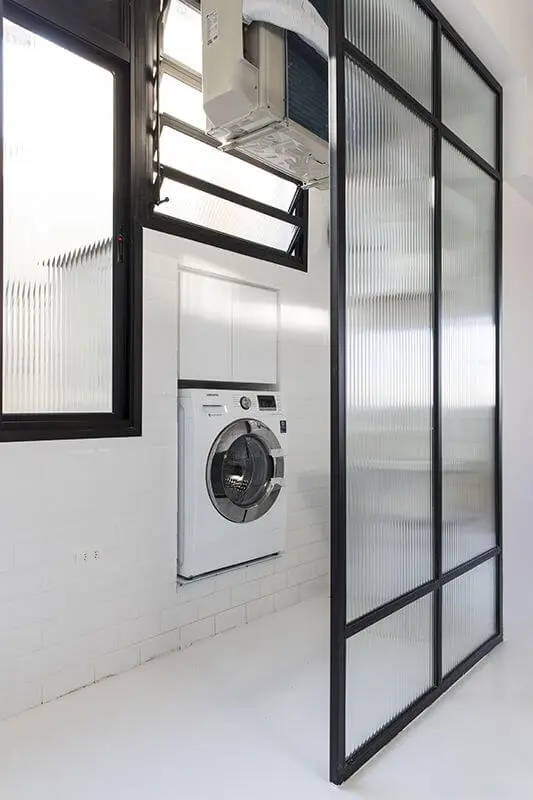Área de serviço planejada com máquina de lavar embutida Projeto de Iná Arquitetura