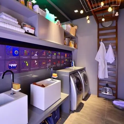 Área de serviço planejada com máquinas de lavar e secar Projeto de Camila Fleck