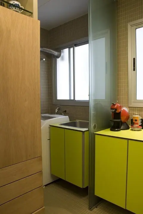 Área de serviço planejada separada da cozinha por porta de vidro Projeto de Arquiteto Donini