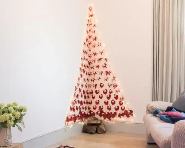 Árvore de natal artesanal com enfeites vermelhos e luzes Foto de Sugru