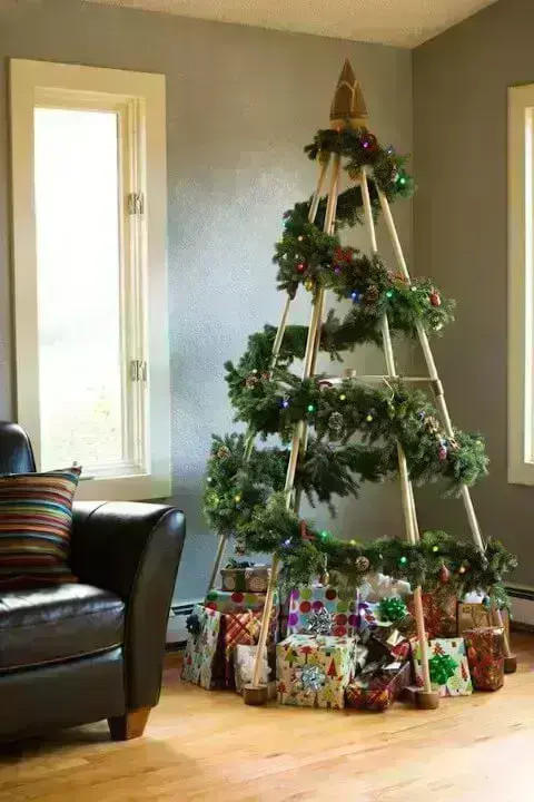 Árvore de natal artesanal com estrutura de madeira e enfeites de natal Foto de Pinterest
