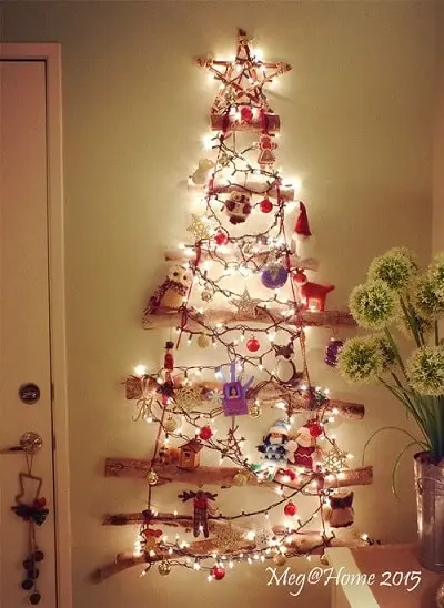 Árvore de natal artesanal com galhos e luzes de natal Foto de Meg Home