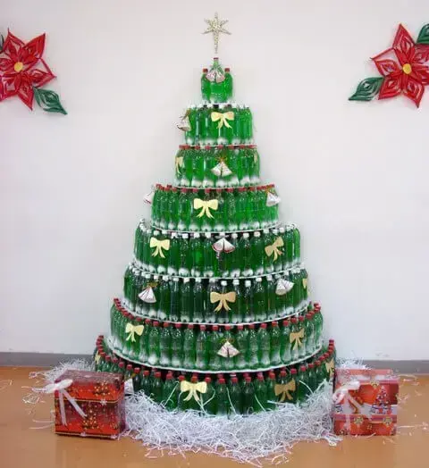 Árvore de natal artesanal com garrafas de PET verdes Foto de Reciclados La Red