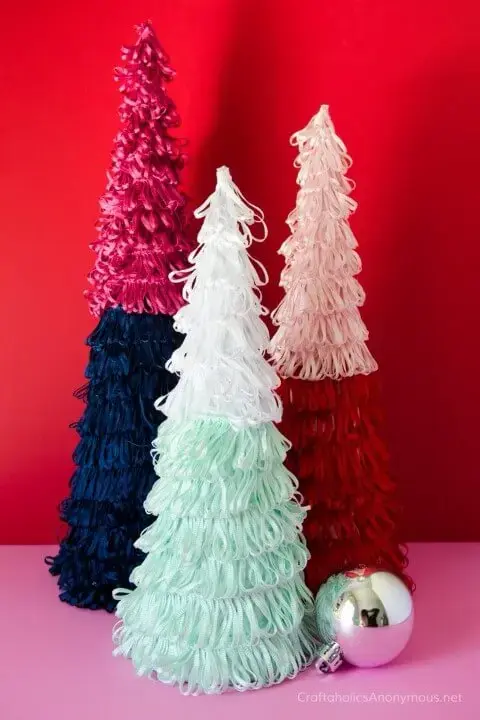 Árvore de natal artesanal com laços coloridos Foto de The Budget Decorator