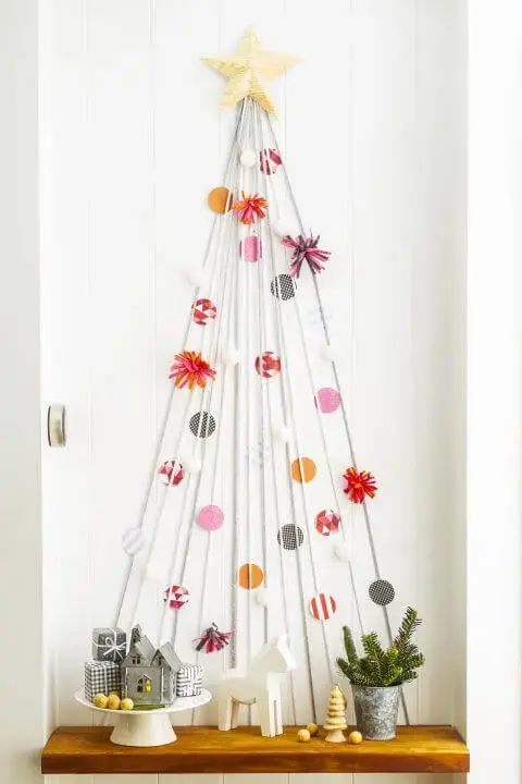 Árvore de natal artesanal com linhas brancas e enfeites coloridos Foto de The Odyssey Online