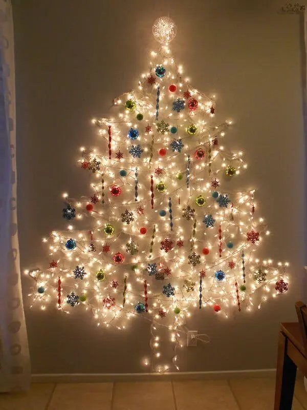 Árvore de natal artesanal com luz pisca pisca e bolas coloridas Foto de Pinterest