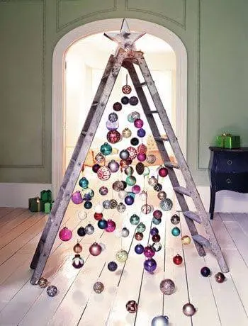 Árvore de natal artesanal de escada com bolas de natal coloridas Foto de Kitchen Fun With My 3 Sons