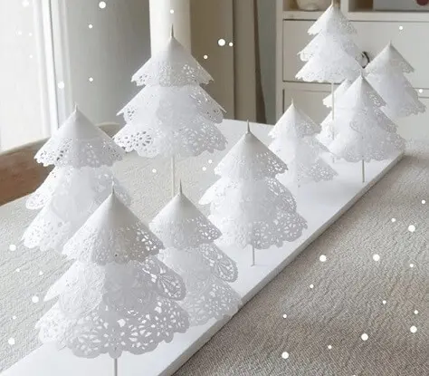 Árvore de natal artesanal de papel branco Foto de The Party People
