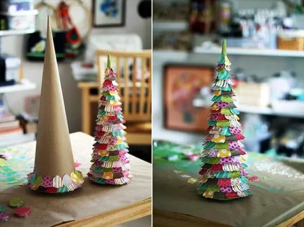 Árvore de natal artesanal de papelão com papeis coloridos Foto de VTV