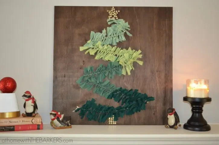 Árvore de natal artesanal em pedaço de madeira e tecidos verdes Foto de At Home With The Barkers
