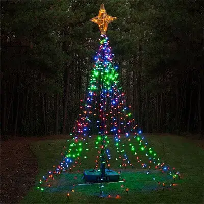 Árvore de natal artesanal externa com luzes coloridas Foto de I Think Differently