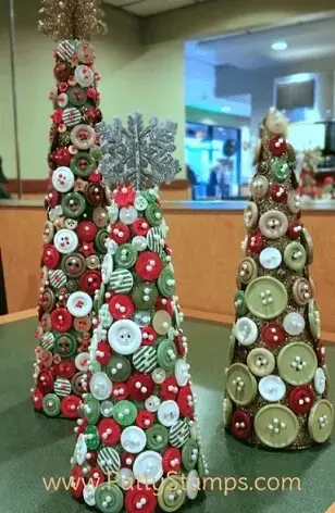 Árvore de natal artesanal feita com botões Foto de Patty Stamps
