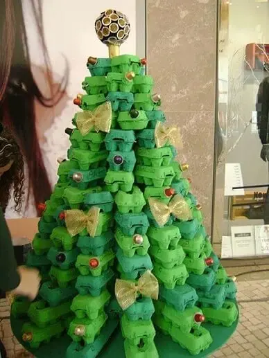 Árvore de natal artesanal feita com caixas de ovos Foto de Bored Panda
